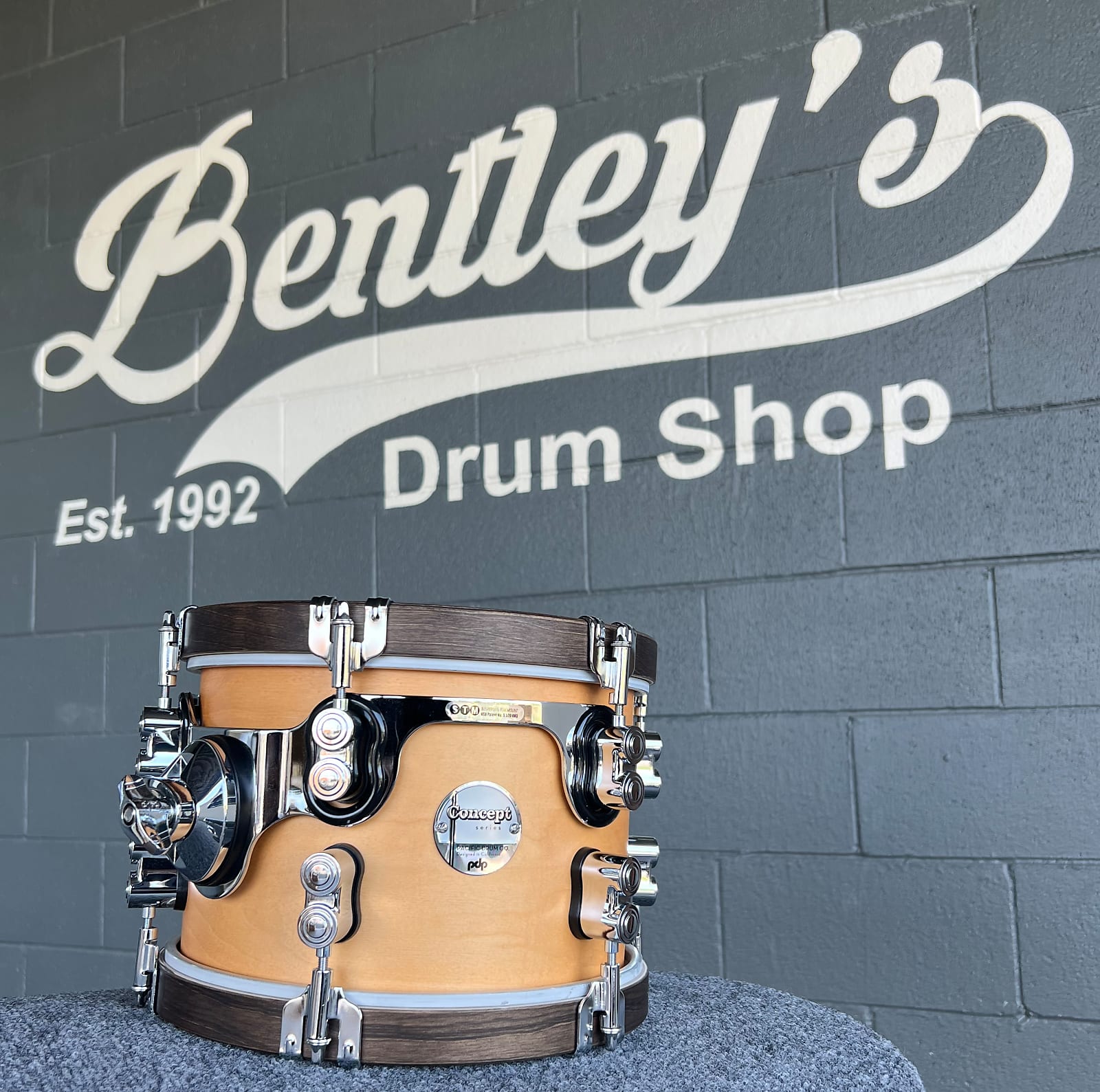 Tom de rack de 7 x 10" de arce PDP Concept en satén natural con aros de nogal